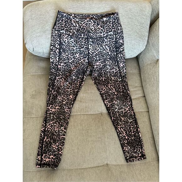 Pink leopard print ankle length pocketed leggings medium - Picture 1 of 3